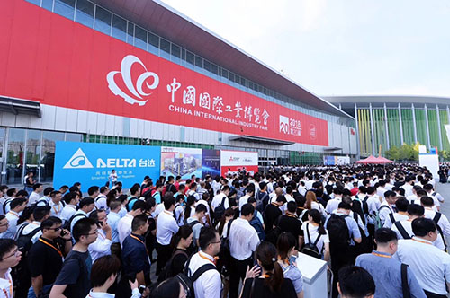 中國國際工業(yè)博覽會人頭攢動(dòng)